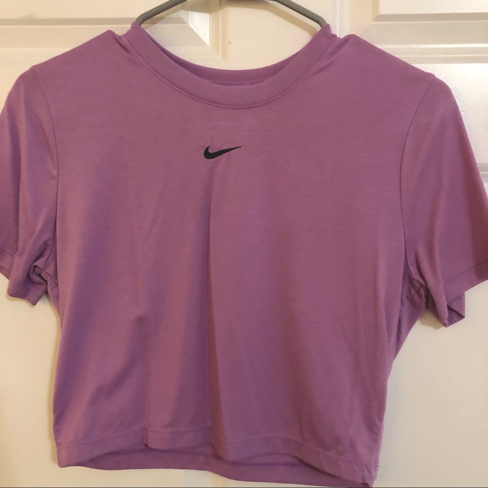 Nike Sportswear Essential Cropped Tee